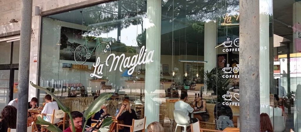 The terrace and front window of La Maglia Coffee & Co in Platja d'Aro