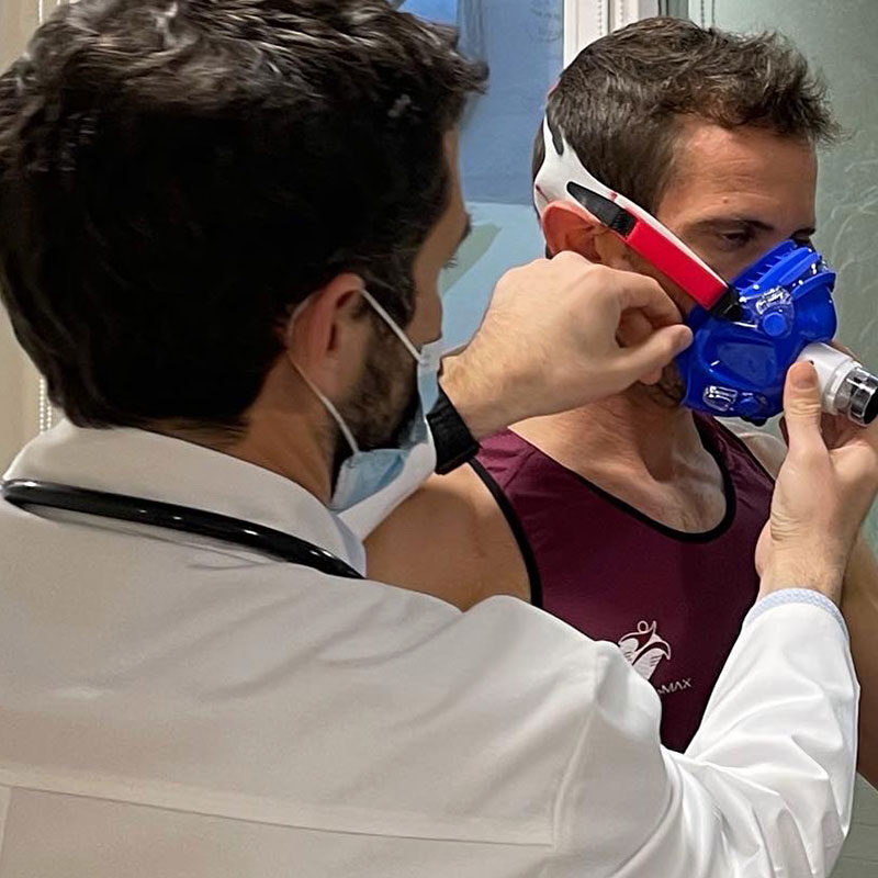 Physiological testing session with a TRIMAX athlete wearing a VO2 mask
